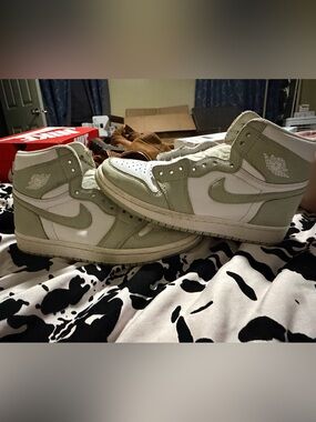 Nike Air Jordan 1 High Green White Sneakers – Pre-Owned